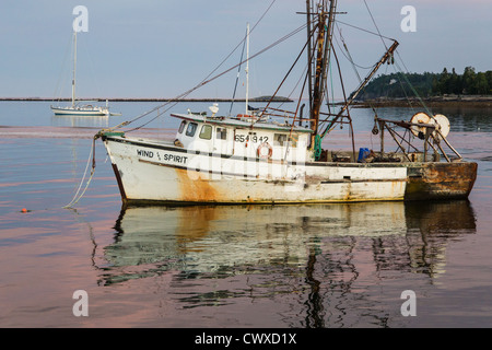 Einem verwitterten Hummer-Boot in Bar Harbor vor der Küste von Maine Stockfoto