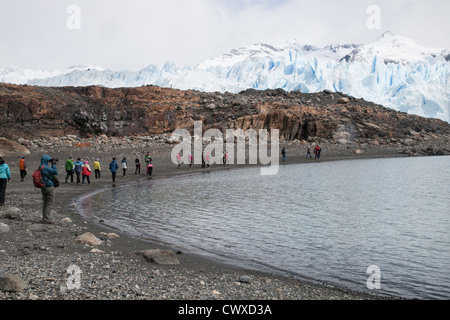 Wanderer auf dem Weg zum Gletscher Perito Morento für Eis Mini-trekking in der Nähe von El Calafate, Argentinien Stockfoto