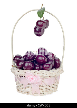 Sweet Cherry in einem Weidenkorb Geschenk isoliert auf weiss Stockfoto