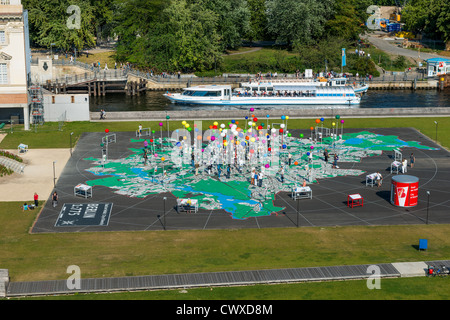 775 Jahre Stadtfest BERLIN Schlossplatz "putting Berlin auf der Karte" Kreuz Berlin Stadtplan gesäumte faszinierende Fakten Stockfoto