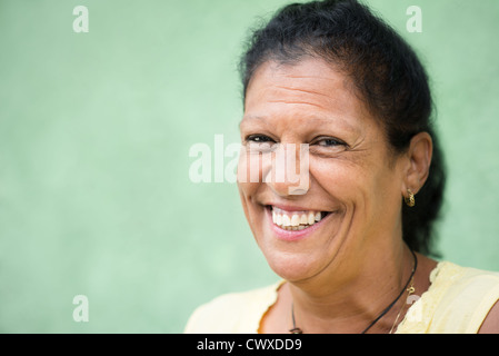 Porträt von glücklich ältere spanische Dame lächelt in die Kamera. Textfreiraum Stockfoto