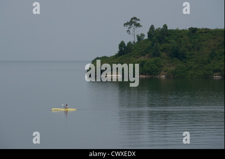 Touristischen Kanusport am Kivusee, Karongi, Ruanda Stockfoto