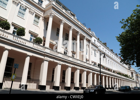 Gesamtansicht entlang Eaton Square, einem Wohn Gartenplatz in Londons Belgravia, Großbritannien. Stockfoto