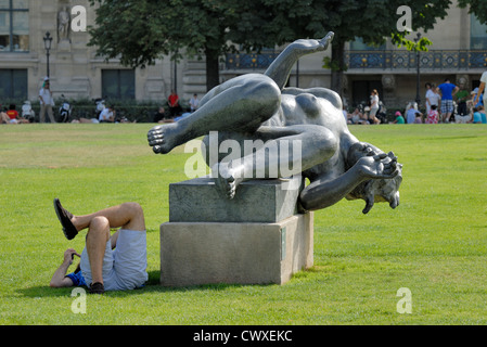 Paris, Frankreich. Jardin des Tuileries. Bronzestatue "Riviere" (Aristide Maillol) Stockfoto