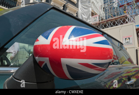 Nahaufnahme von einem Auto Außenspiegel abgedeckt mit Anschluß-Markierungsfahne, London, UK. Stockfoto