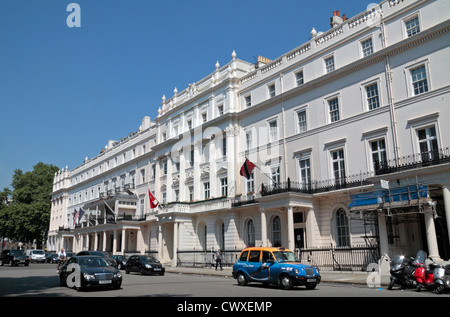 Gesamtansicht von der nordöstlichen Seite der Belgrave Square, Belgravia, London, UK. Stockfoto