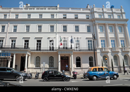 Das italienische Kulturinstitut (Istituto Italiano di Cultura) am Belgrave Square, Belgravia, London, UK. Stockfoto