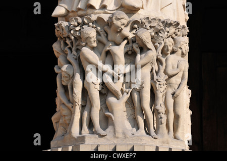 Paris, Frankreich. Kathedrale Notre-Dame - Fassade Detail. Adam, Eva, Essen der verbotenen Frucht und die Schlange in der Gestalt einer Frau Stockfoto