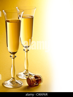 Zwei Glas Champagner auf einem gelben Hintergrund. Stockfoto