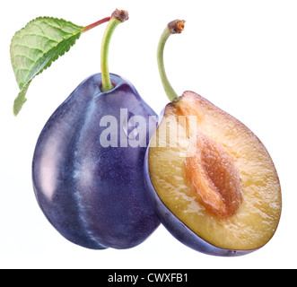 Pflaume mit einer Scheibe und Blatt auf einem weißen Hintergrund. Stockfoto