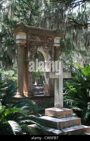 Savannah Georgia GA Friedhof Friedhof Grabstein Kreuz religiösen christlichen Bild Stockfoto