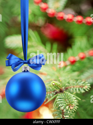 Weihnachtskugel auf Tannenzweigen. Stockfoto