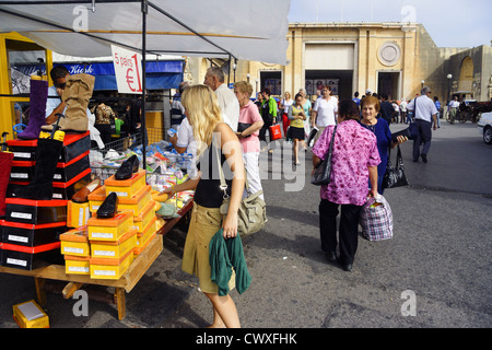 Blonde Mädchen Einkaufen in einem Marktstand in der Nähe von Valletta Stadt Tor Malta Stockfoto