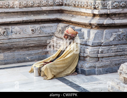 Heiliger Mann oder Sadhu, in einem Hindu Tempel in Udaipur, Rajasthan, Indien Stockfoto