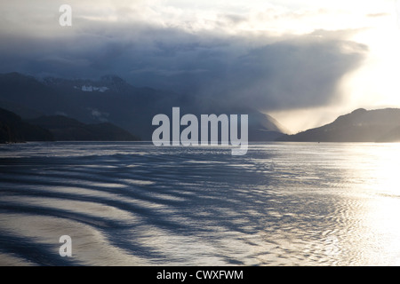 Am frühen Morgen nebligen Himmel & reflektierenden Wasser im Queen Charlotte Strait, British Columbia, Kanada Stockfoto