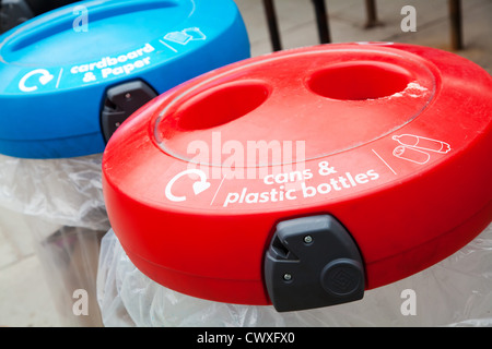 Recycling-Behälter für Kunststoffe, Dosen und Flaschen Stockfoto