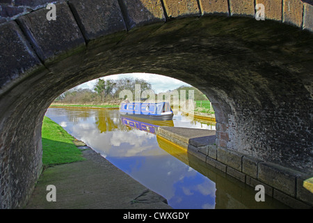 Zeigen Sie unter der Brücke von einem Lastkahn oder schmale Boot an Schleusen auf dem Trent und Mersey Kanal bei Ritt Heath, Cheshire, England, UK an Stockfoto