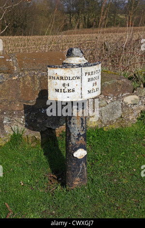 Einen gusseisernen Schild sagt Shardlow 64 Meilen und Preston Brook 28 Meilen auf den Trent und Mersey Canal an Rode Heath, Cheshire, England, Großbritannien Stockfoto