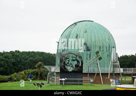 Skulptur von Einstein vor eine Kuppel aus Kupfer verkleidet in The Observatory Science Centre, Herstmonceux, Sussex, UK Stockfoto