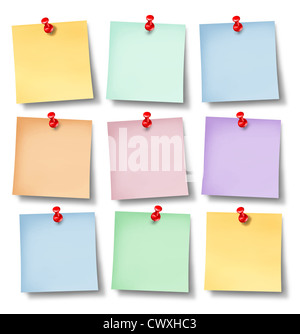 Office Notizen mit sechs Blankopapier Memos auf einem weißen Hintergrundwand fixiert mit einem roten Daumen gestochen als Symbol der Geschäft Kommunikation und senden von Nachrichten an Mitarbeiter. Stockfoto