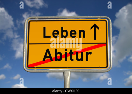 Deutsche Straße Zeichen Graduierung und Leben mit blauem Himmel und weißen Wolken Stockfoto