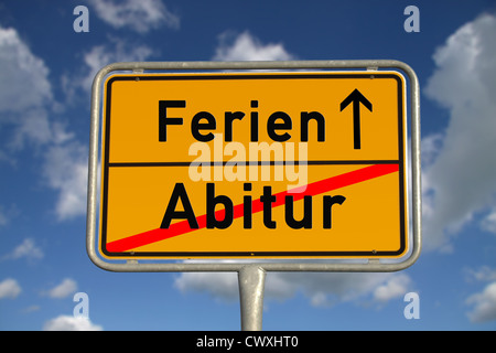 Deutsche Straße Zeichen Graduierung und Urlaub mit blauem Himmel und weißen Wolken Stockfoto