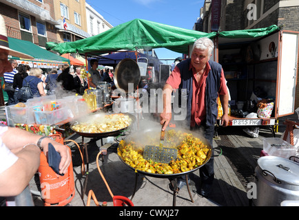 Heiß und dampfend heute einer der Stände am Big Sussex Market in New Road Brighton . 2012 Stockfoto