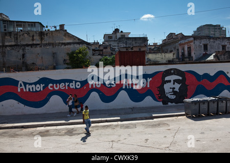 Das Bild von Che Guevara bleibt allgegenwärtig auf den Straßen von Kubas Hauptstadt Havanna. Stockfoto