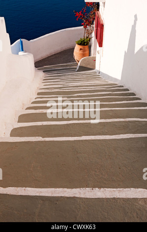 Treppe nach unten, Oia, Santorini, Griechenland Stockfoto