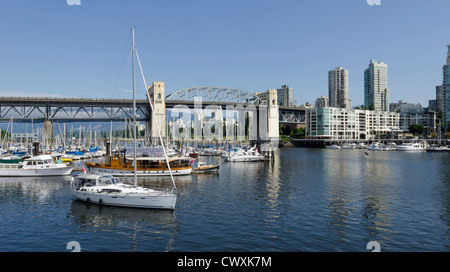 Blick von Granville Island über die Bucht zeigt Burrard Street Bridge und der Innenstadt von Vancouver, British Columbia, Kanada Stockfoto