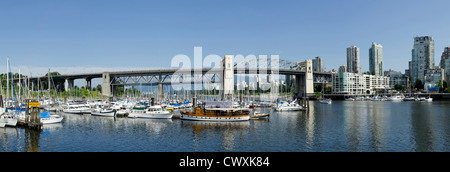 Blick von Granville Island über die Bucht zeigt Burrard Street Bridge und Downtown Vancouver, Kanada Stockfoto