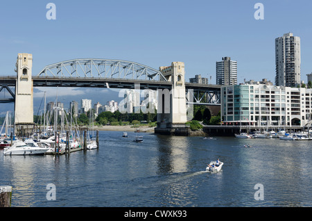 Blick von Granville Island über die Bucht zeigt Burrard St. Bridge und der Innenstadt von Vancouver, Kanada Stockfoto