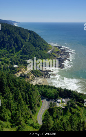 Ansicht der Küste von Oregon von Lookout an Spitze des Cape Perpetua; USFS Visitor Center und Highway 101. Stockfoto