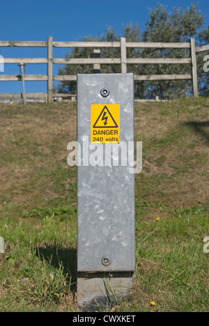 Schrank mit Gefahr 240 Volt Strom anmelden ein Grünstreifen in Cranford, Middlesex, england Stockfoto