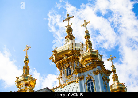 Die Kuppeln mit kreuzen Grand Palast Peterhof, Peterhof, Sankt-Petersburg, Russland Stockfoto