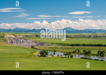 Missouri Fluß, Ackerland und Highwood Berge Blick vom malerischen Aussichtspunkt auf Highway 87 südlich von Fort Benton, Montana. Stockfoto