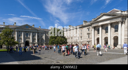 Studenten auf dem Gelände des Trinity College Dublin, Irland Stockfoto