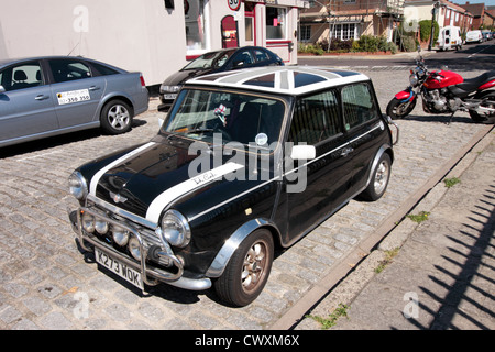 Rover Mini Cooper mit Union Jack auf Dach Stockfoto