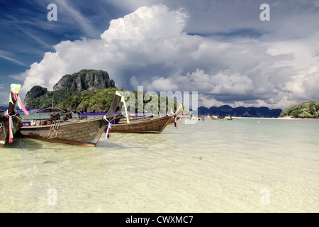 Traditionelle Thai Longtail Boote am tropischen Strand Stockfoto