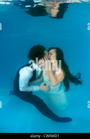 Brautpaar, Hochzeit unter Wasser im Pool, Odessa, Ukraine, Osteuropa Stockfoto
