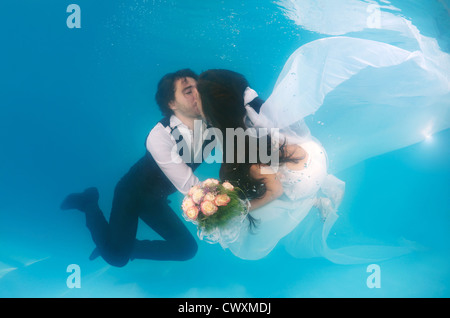 Brautpaar, Hochzeit unter Wasser im Pool, Odessa, Ukraine, Osteuropa Stockfoto