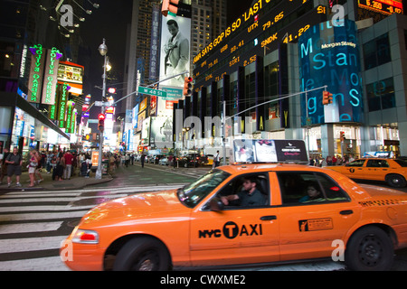 New York gelben Taxis in Times Sqaure Stockfoto