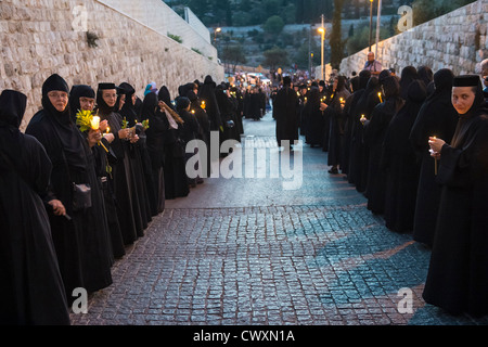 Nicht identifizierte Nonnen nehmen Teil in einer Kerzenprozession im Rahmen des Festes der Himmelfahrt der Jungfrau Maria in alt-Jerusalem Stockfoto