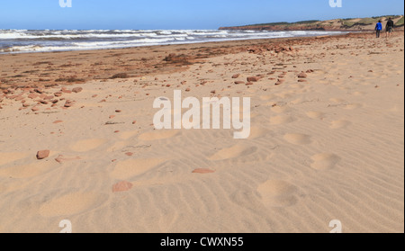 Ein Spaziergang - Sandy Fußabdrücke trail ein paar am Strand entlang spazieren. Stockfoto