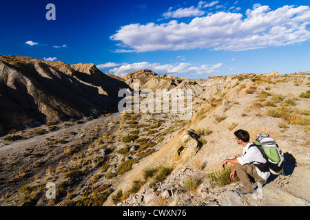 Wanderer auf der Suche an einem trockenen Bach in Tabernas-Wüste, eines der trockensten Gebiete in Europa. Tabernas, Almeria, Andalusien, Spanien Stockfoto