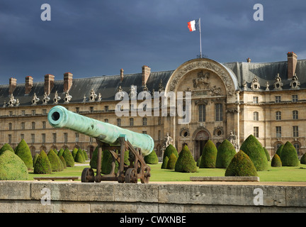 Historische Kanone im Museum von Les Invalides in Paris, Frankreich. Stockfoto