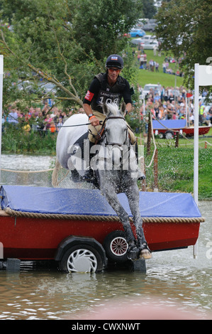 Andrew Nicholson (NZL) Reiten Avebury in der Cross Country-Phase der 2012 Land Rover Burghley Horse Trials in Stamford. Stockfoto