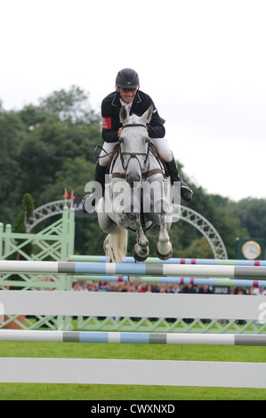 Andrew Nicholson (NZL) Reiten Avebury die Springreiten Phase des 2012 Land Rover Burghley Horse Trials in Stamford, Li Stockfoto