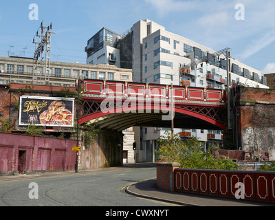 Eisenbahnviadukt in Cambridge Street, Manchester, Großbritannien Stockfoto