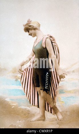Lächelnde Frau tragen einteilige Badeanzug mit gestreiften Umhang, handkolorierten zu fotografieren, um 1900 Stockfoto